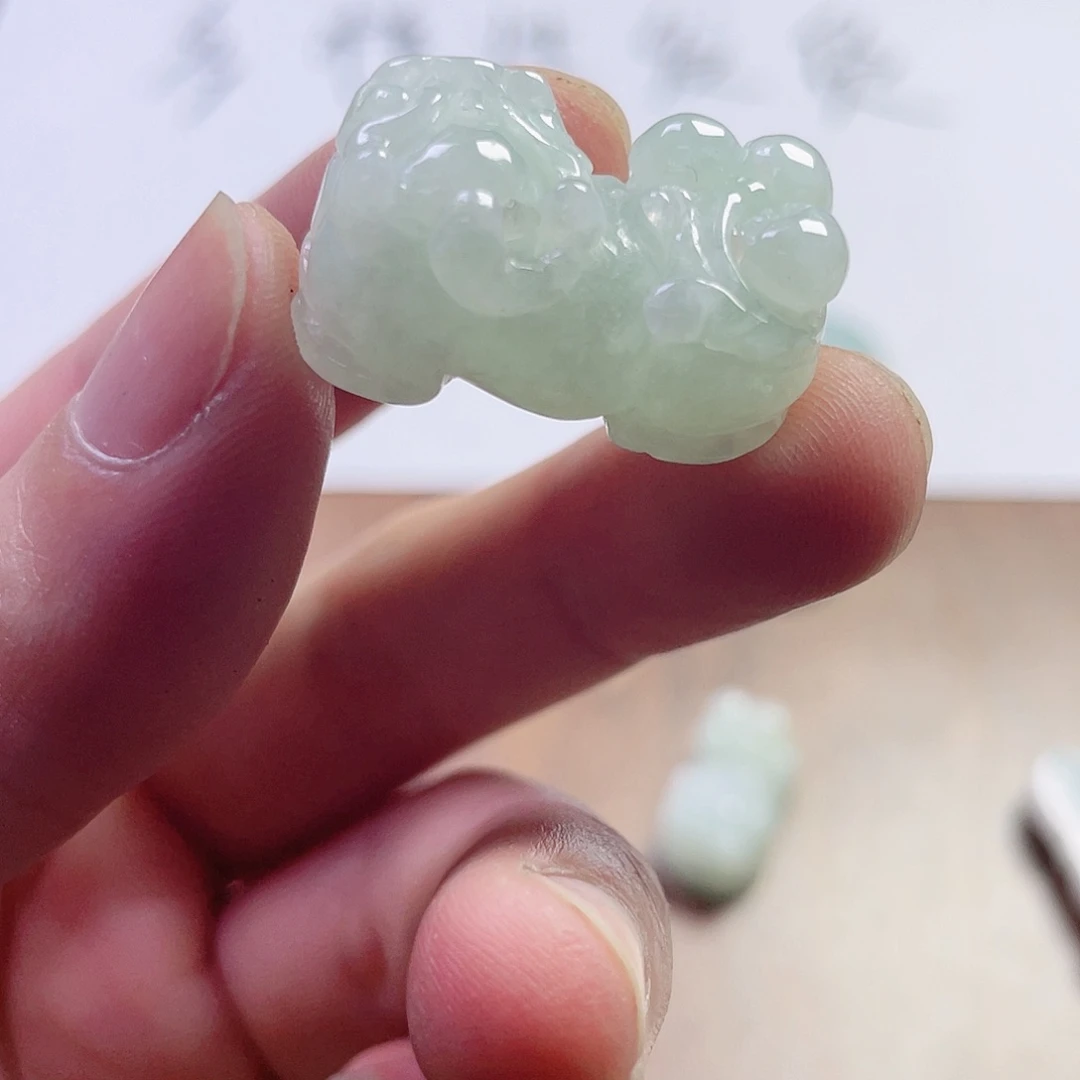 翡翠未镶嵌颈饰貔貅