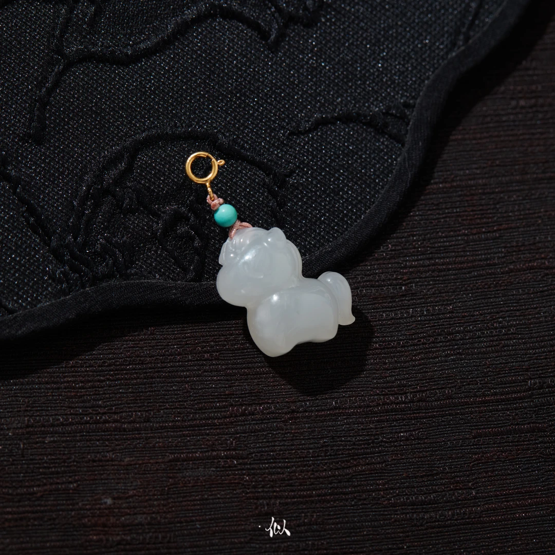 L【皎若】·似梓珠宝·18K白玉小马吊坠 多样性发一 XYGD273729-E