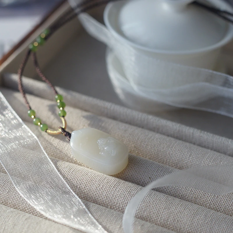 和田玉浅白藕粉佛公吊坠精雕玉挂件百搭