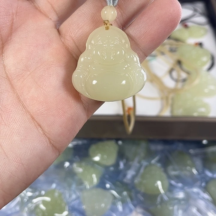 石英质玉未镶嵌颈饰佛公