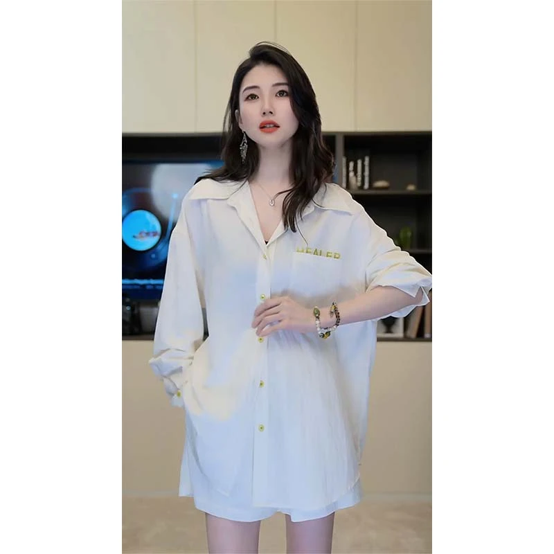 小乖逃清梦休闲时尚防晒杏色套装绿色字母套装小众长袖S25023