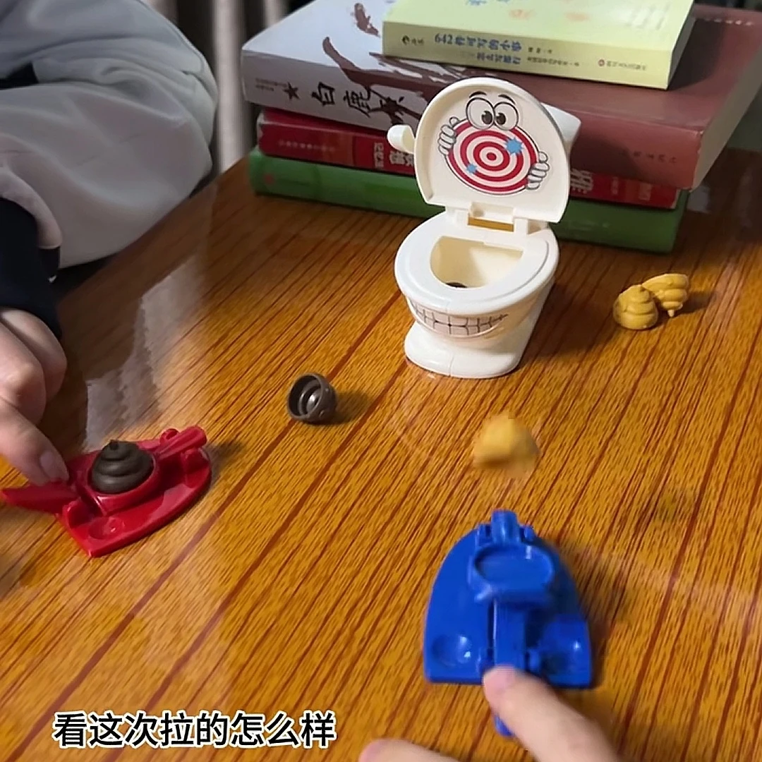 仿真马桶弹射粑粑玩具亲子互动桌面游戏整蛊班级宿舍解闷对战玩具