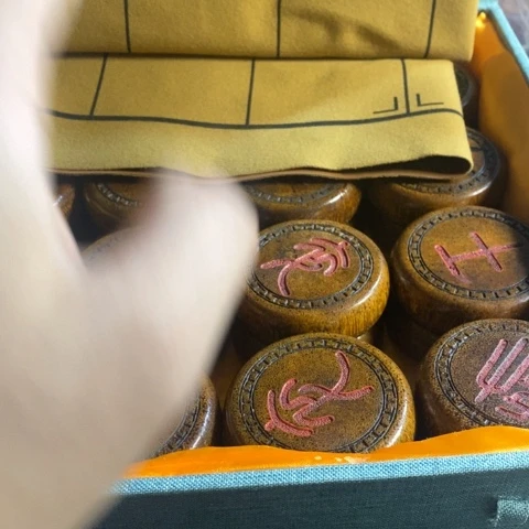 瓷片大*寻呼台的一个小女孩在一个