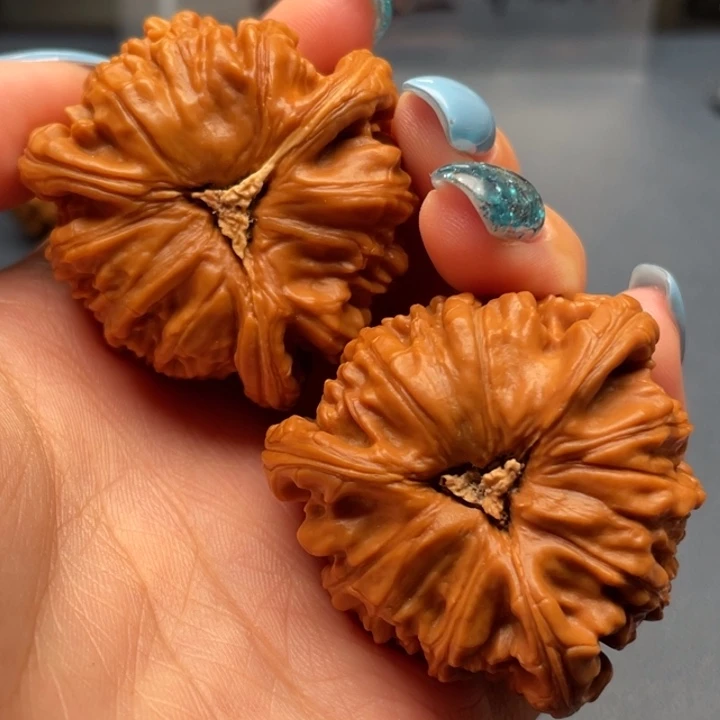 麦***。文玩核桃吊坠白狮子