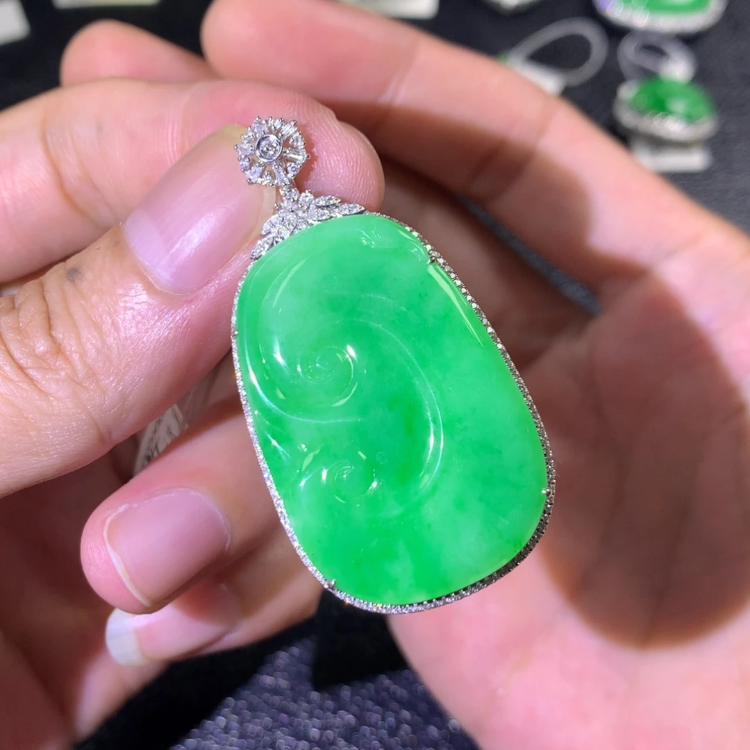 翡翠18K金镶嵌颈饰翡翠