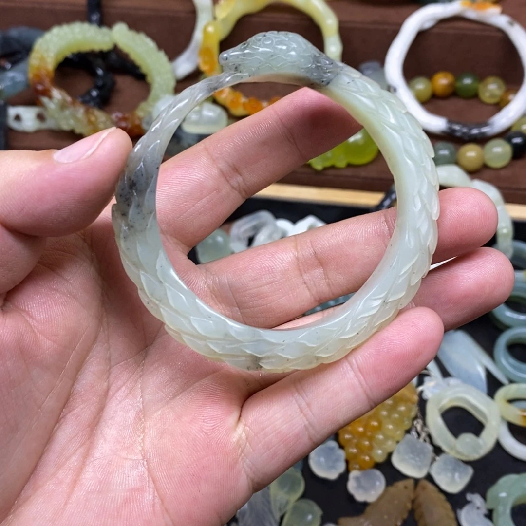 蛇纹石玉手镯未镶嵌