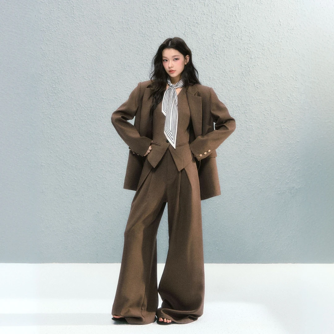 2025早秋爆款高级感穿搭西服法式复古棕色西装V领马甲阔腿裤套装
