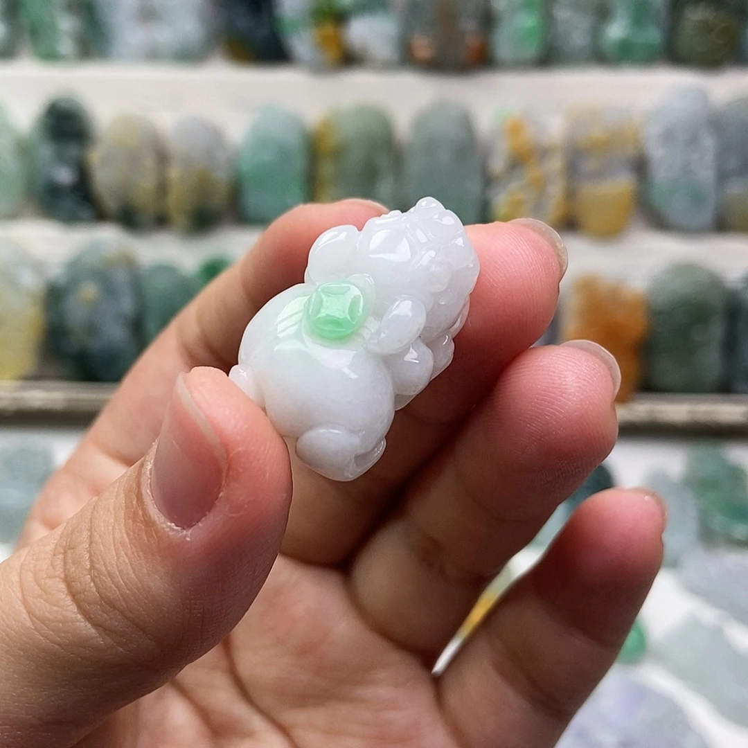 翡翠未镶嵌吊坠(赠链)