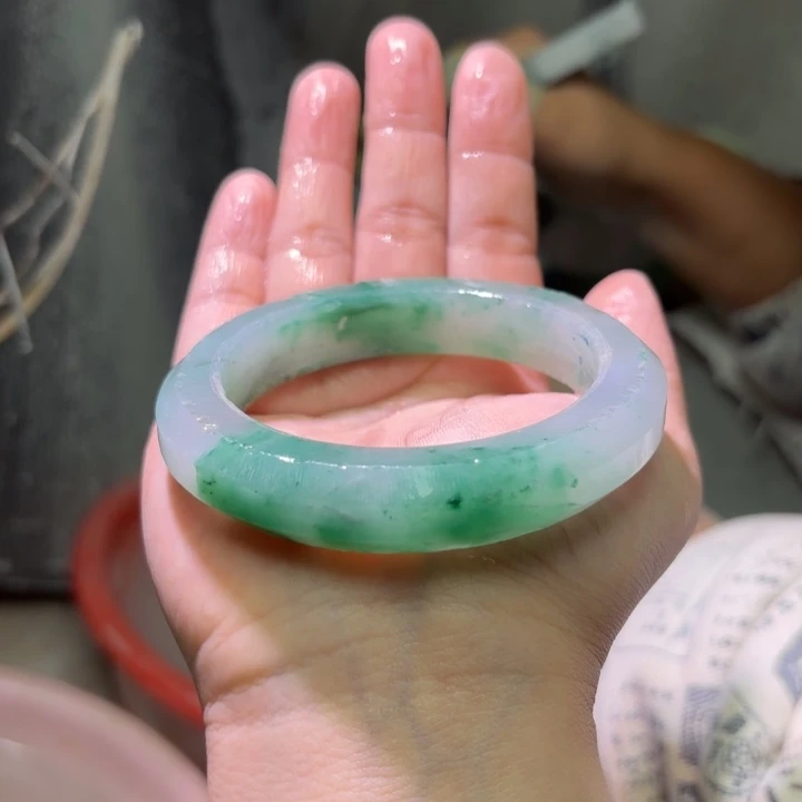 梅***石英质玉（非洲翠）未镶嵌手镯定制