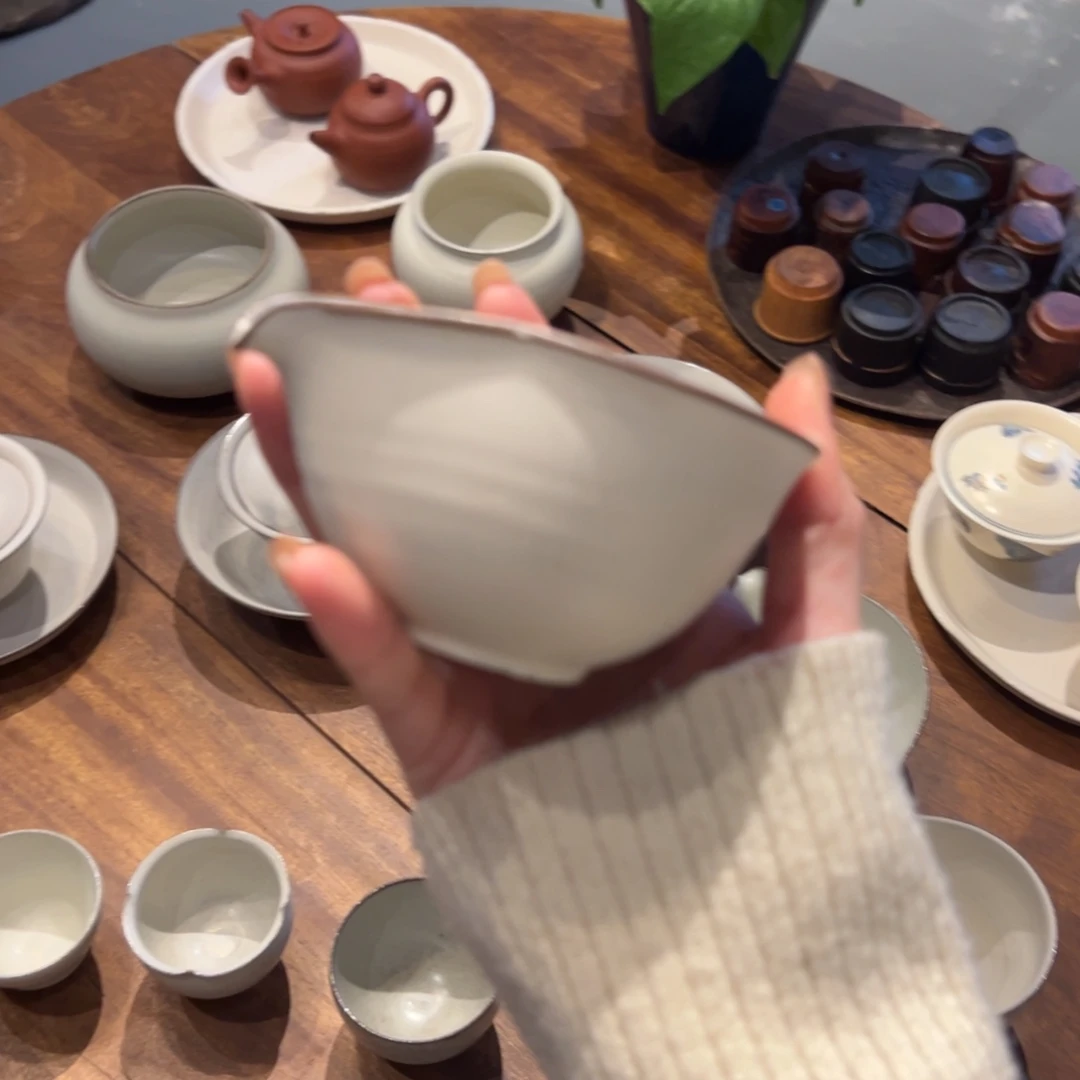 瓷片陶瓷。       陶瓷。