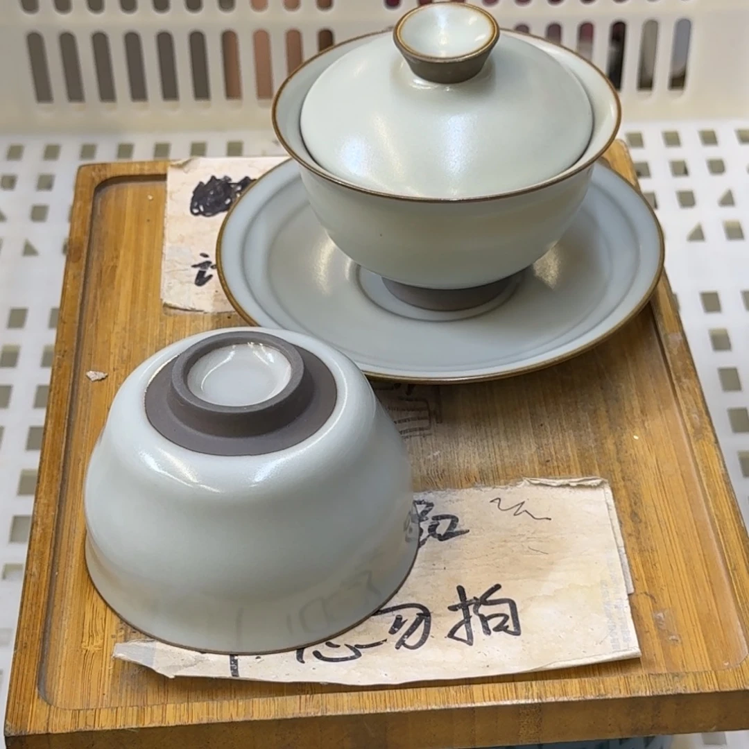 微瑕疵介意勿拍陶瓷器皿A