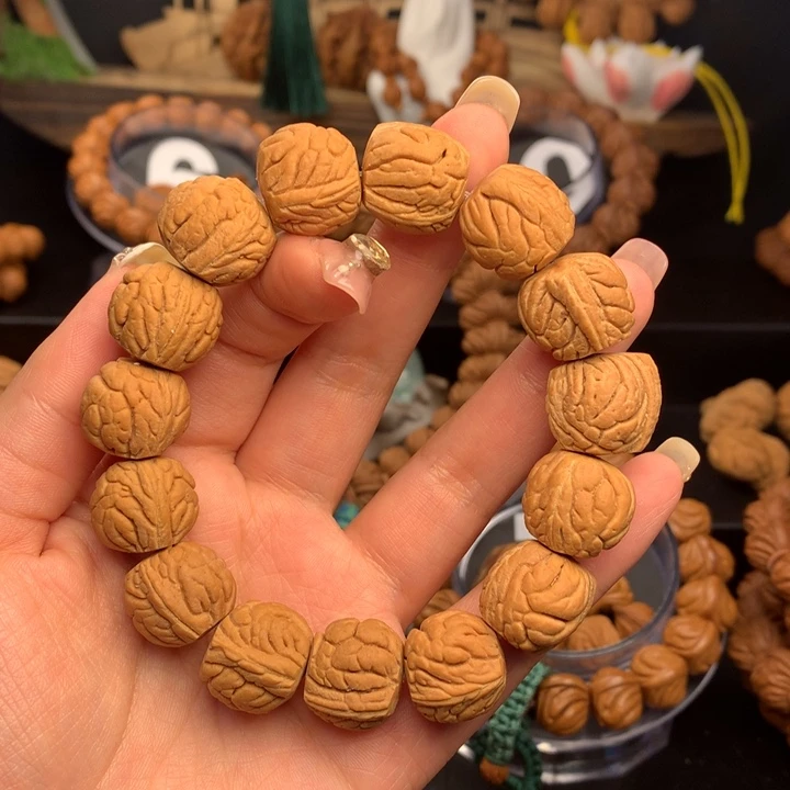 桃核吊坠霸王龙17尺寸左右，微瑕疵，不退不换