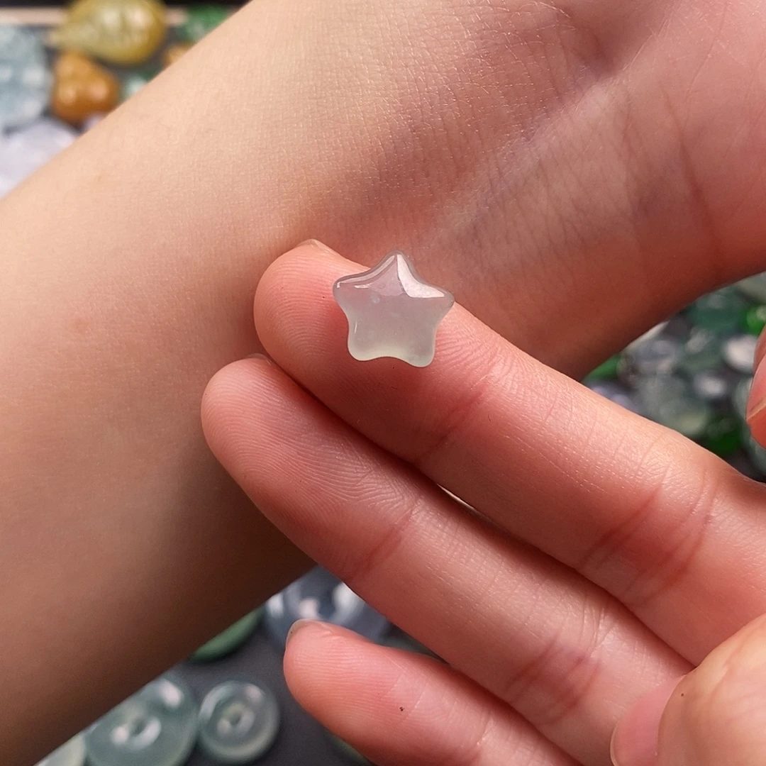 翡翠未镶嵌颈饰星星