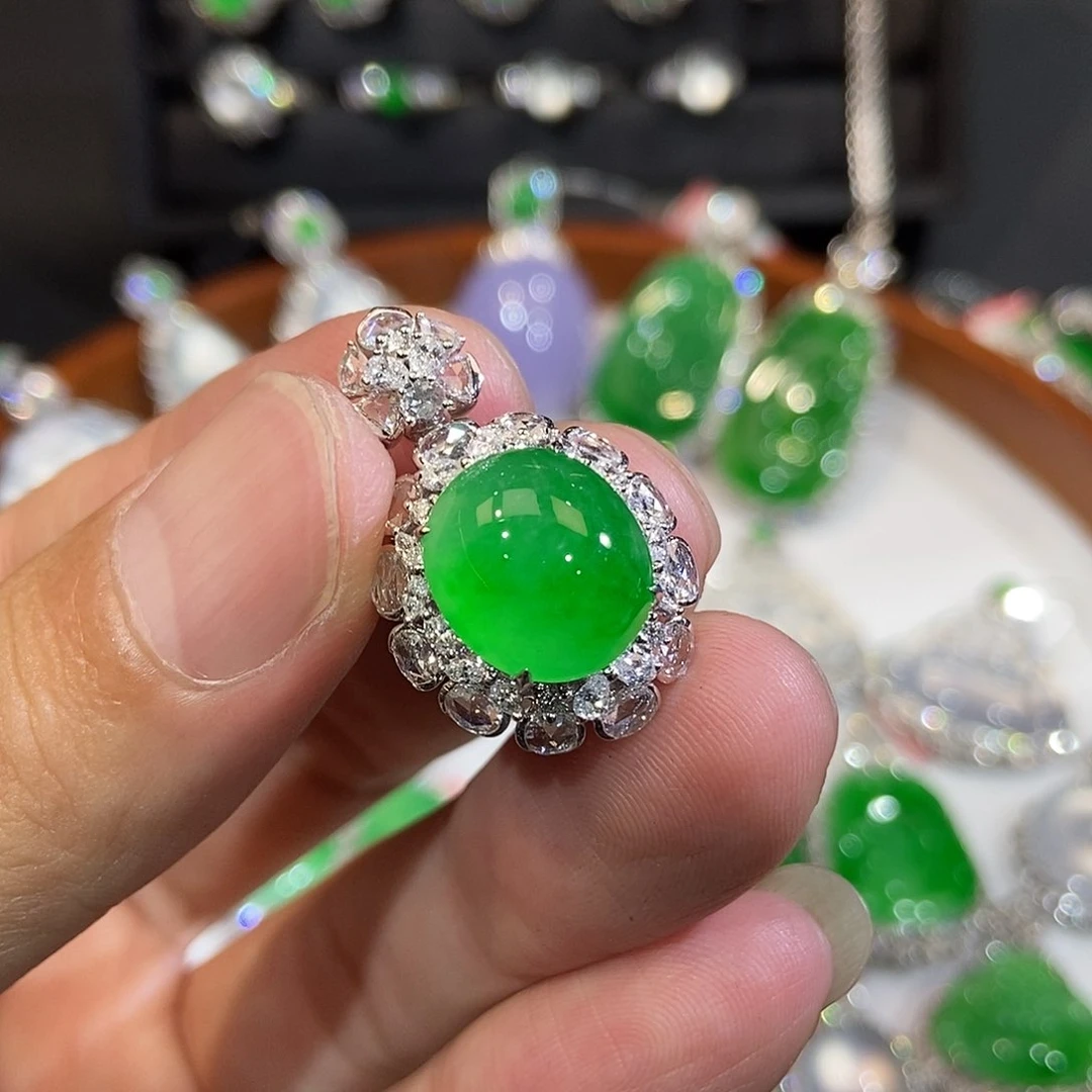 颈饰18K金镶嵌翡翠