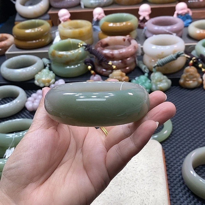 未镶嵌手镯石英质玉?