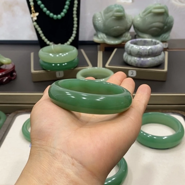 东陵石未镶嵌颈饰快**师