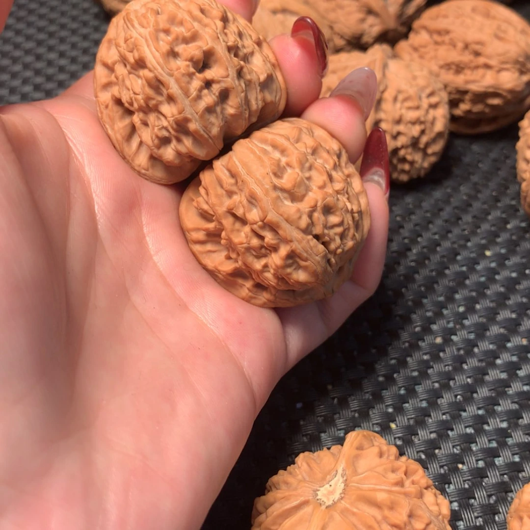 【闪购商品】文玩核桃吊坠噗****！三角白