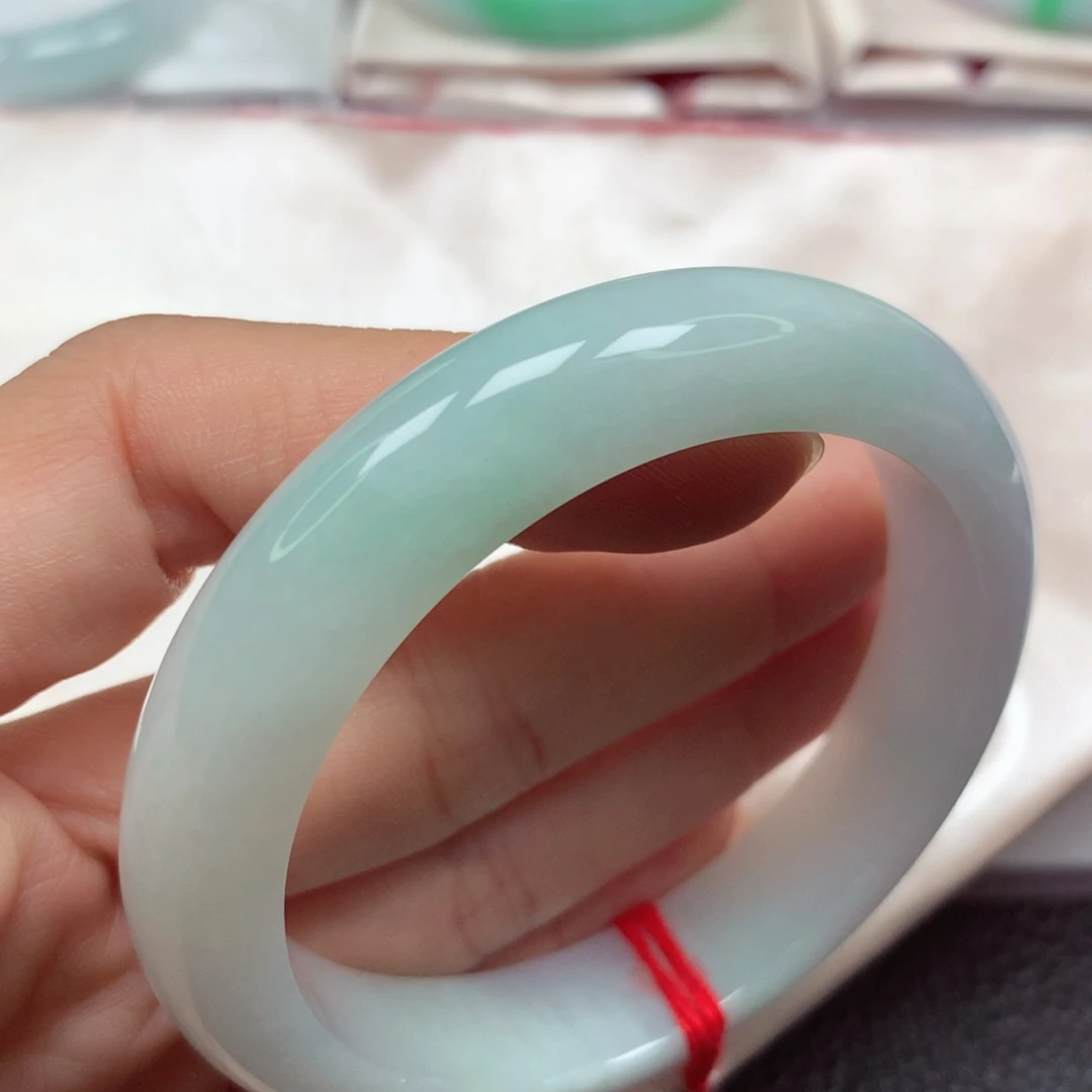 翡翠未镶嵌手镯细腻冰胶带淡绿底5455