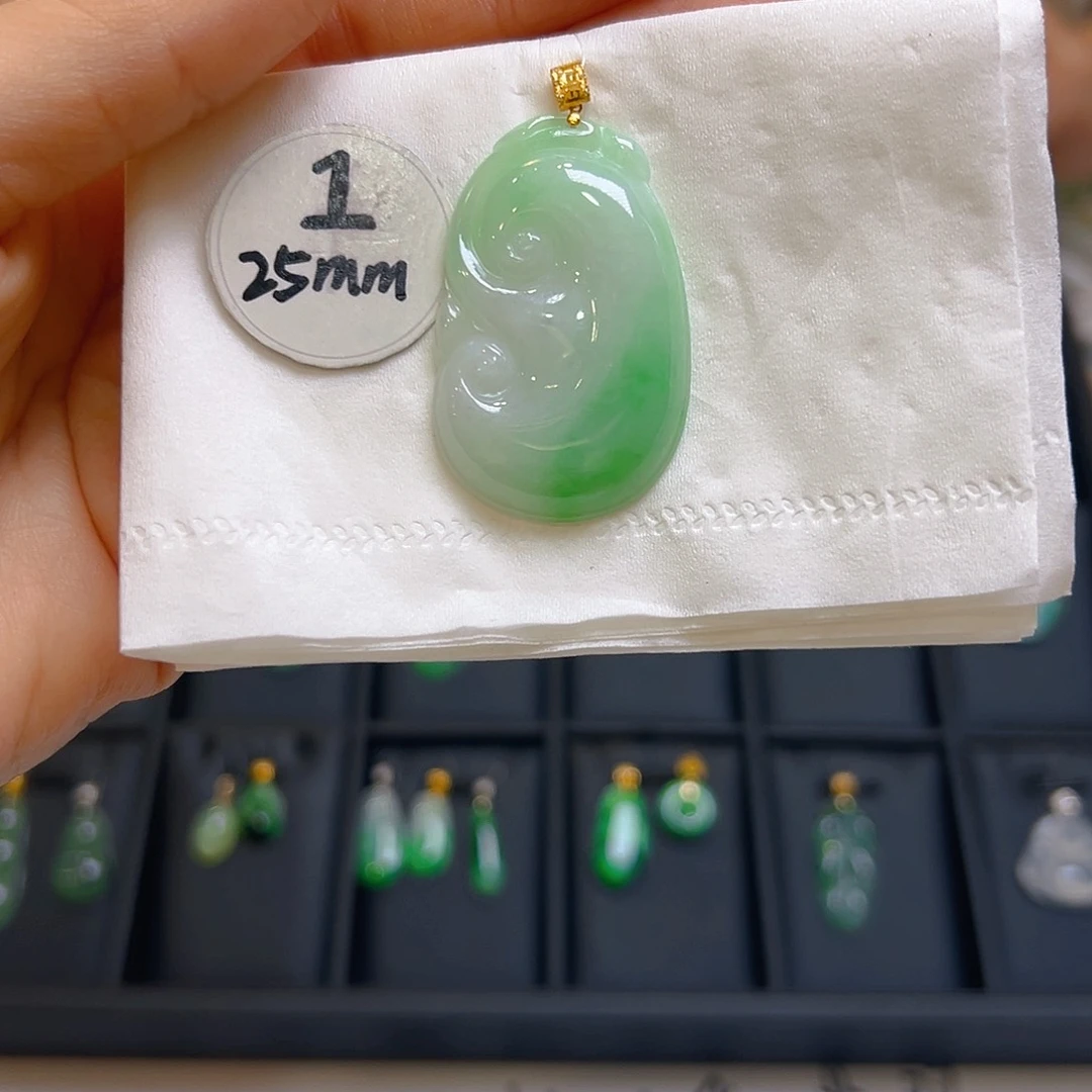 翡翠颈饰18K金镶嵌翡翠