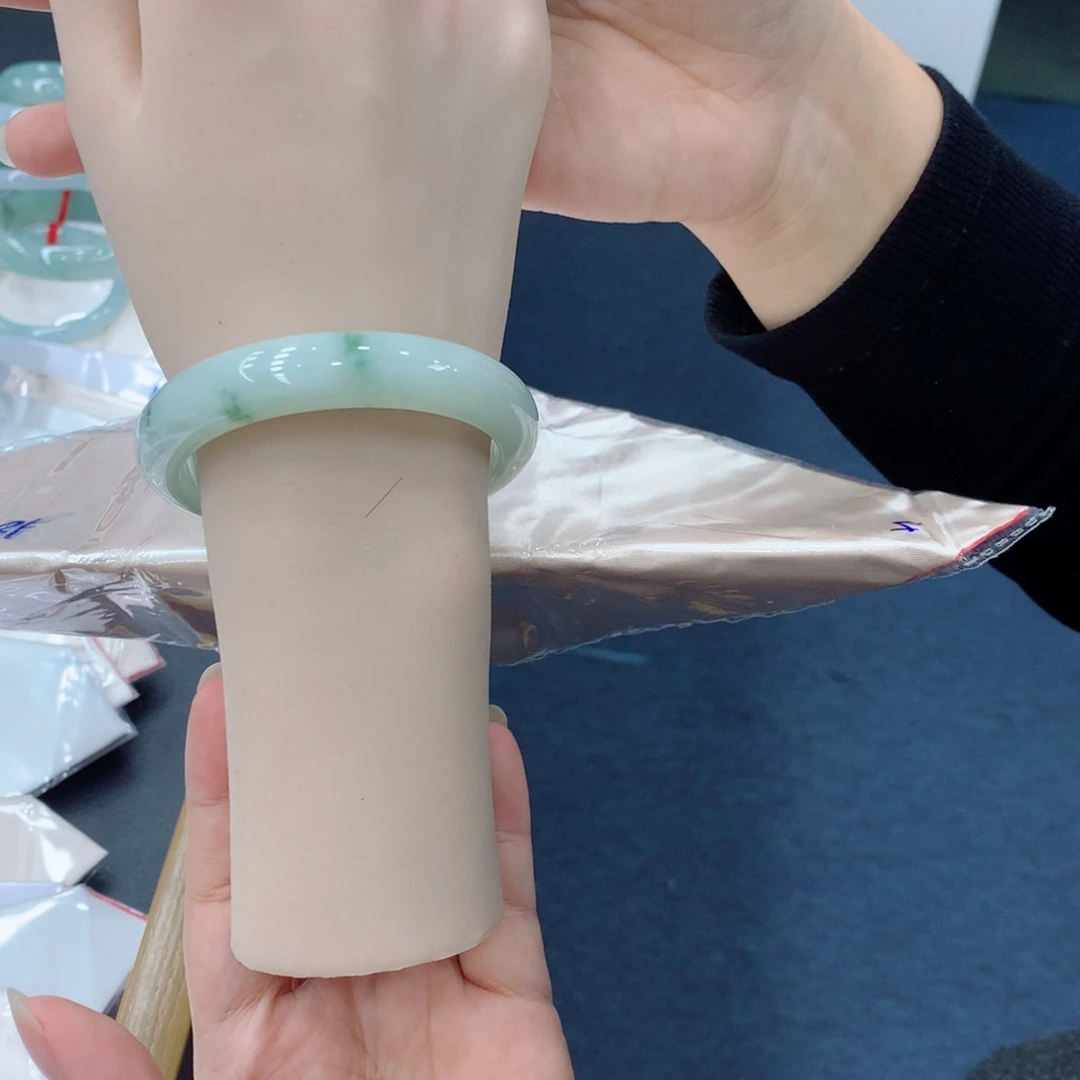 翡翠未镶嵌手镯48小时