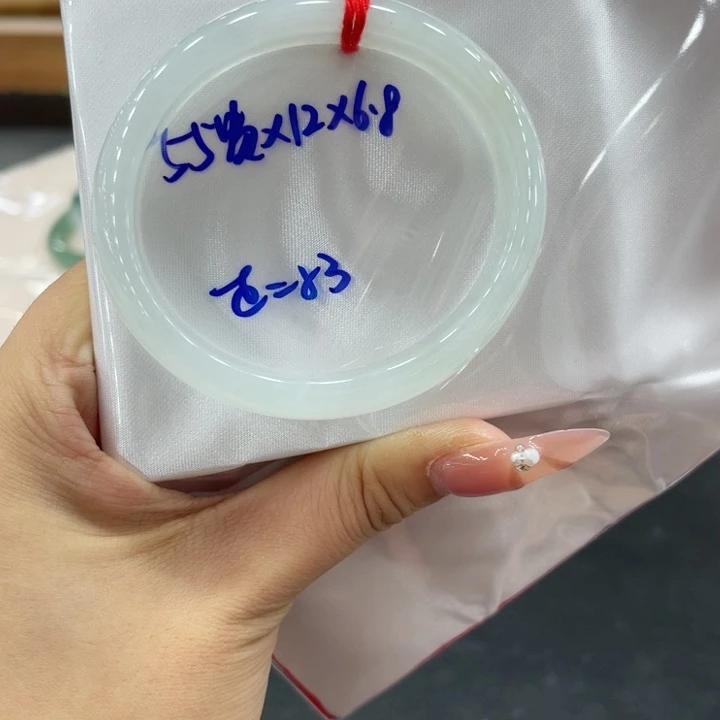 翡翠手镯未镶嵌翡翠