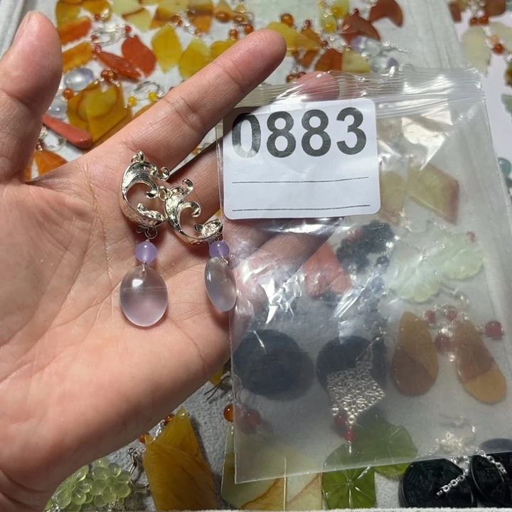 N***桃蛇纹石玉合金耳饰