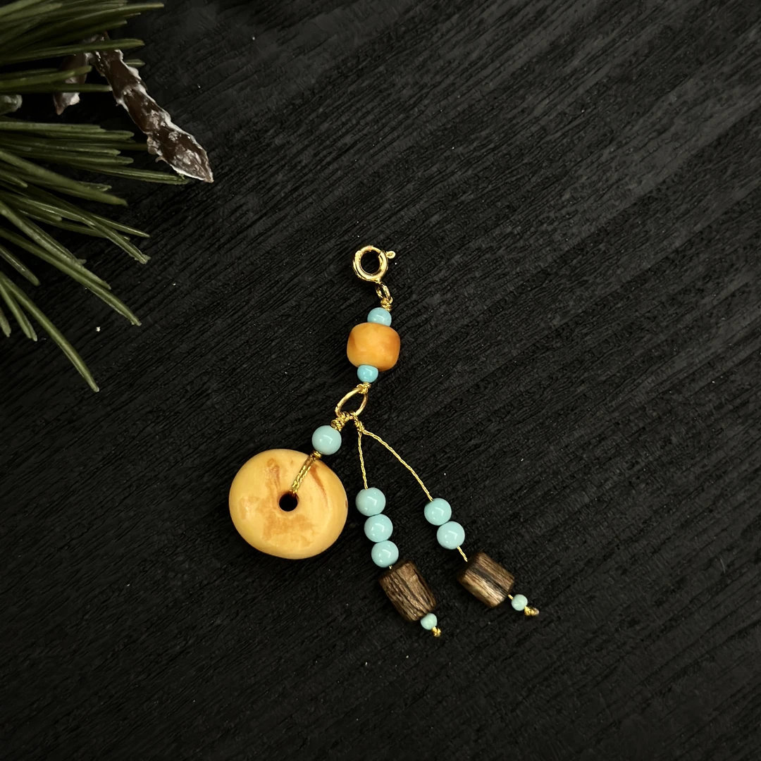 【亿心珠宝】天然原矿琥珀花蜡饼子绿松DIY万能扣挂件多样性发一件