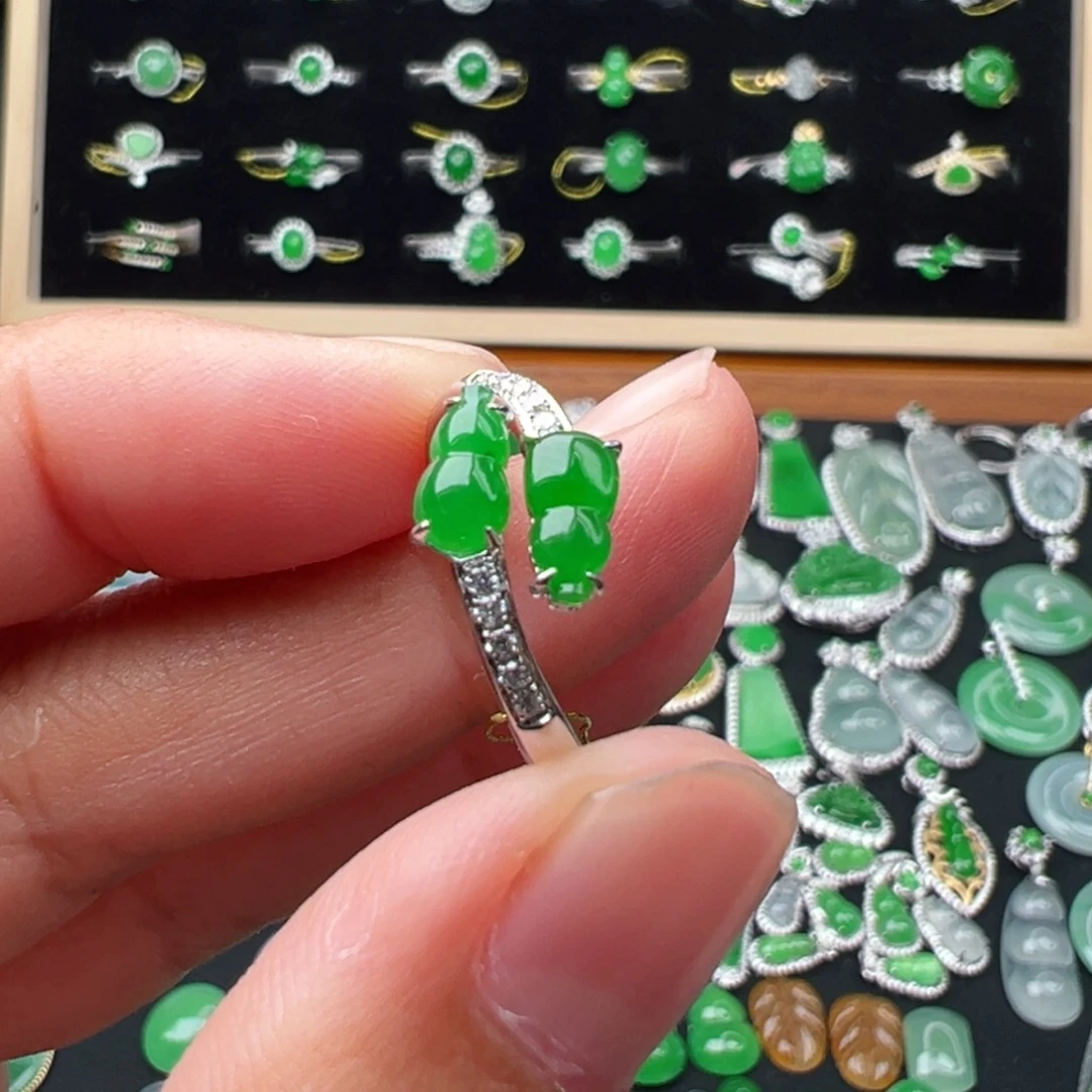 翡翠18K金镶嵌颈饰戒指