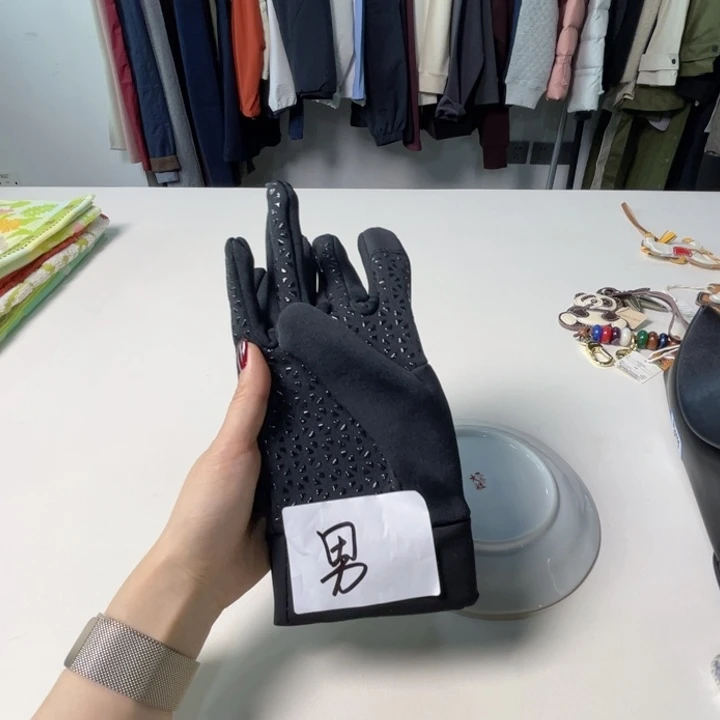 瓷片男的。。。。。。。。。。。。。。