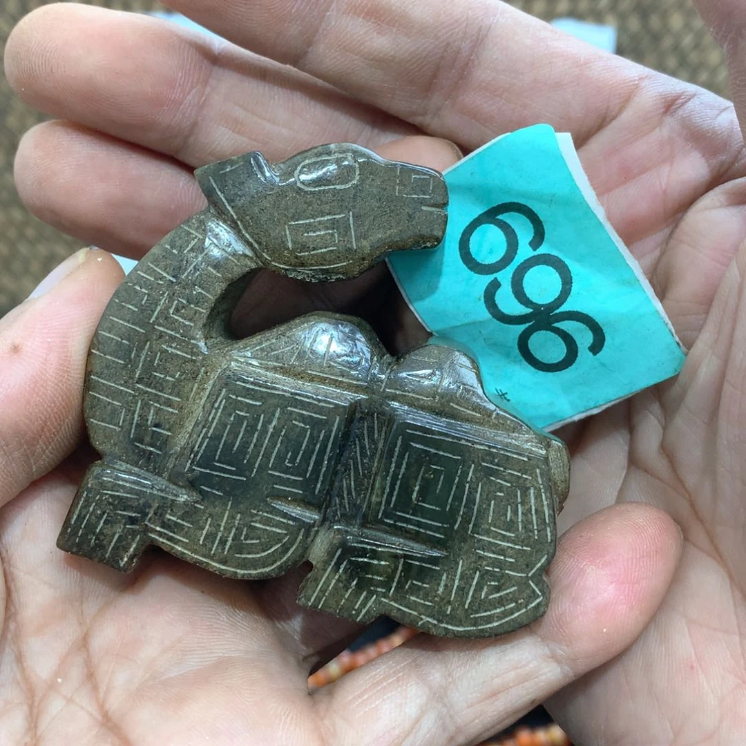 未镶嵌透闪石-蛇纹石玉颈饰