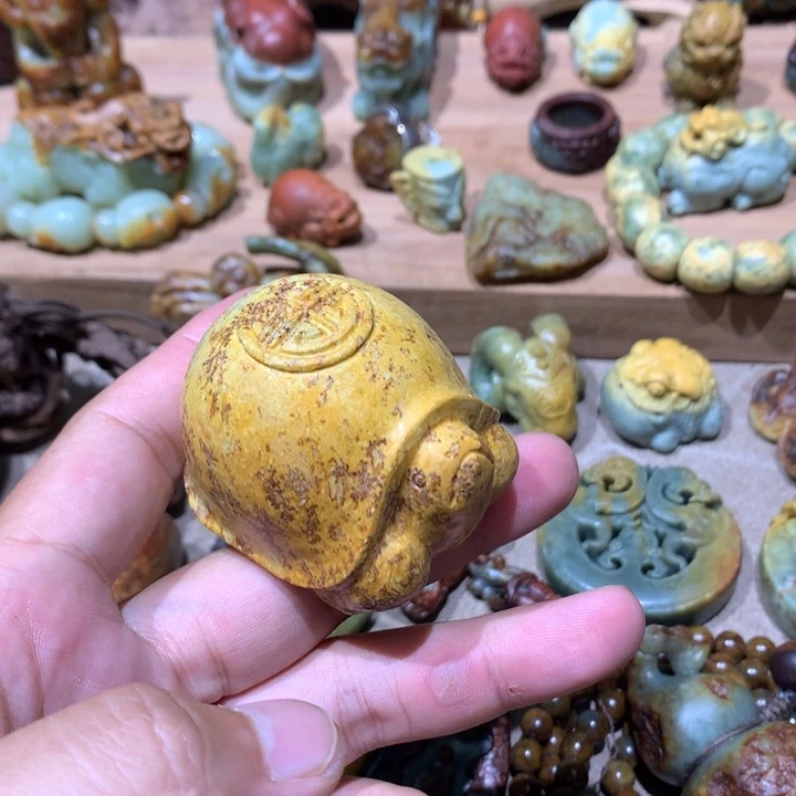 未镶嵌岫岩河磨玉（透闪石质玉）把件