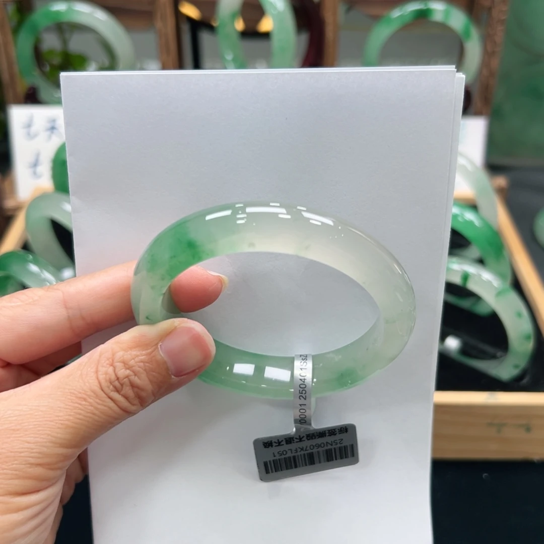 杨***子石英质玉未镶嵌手镯➕佳佳57