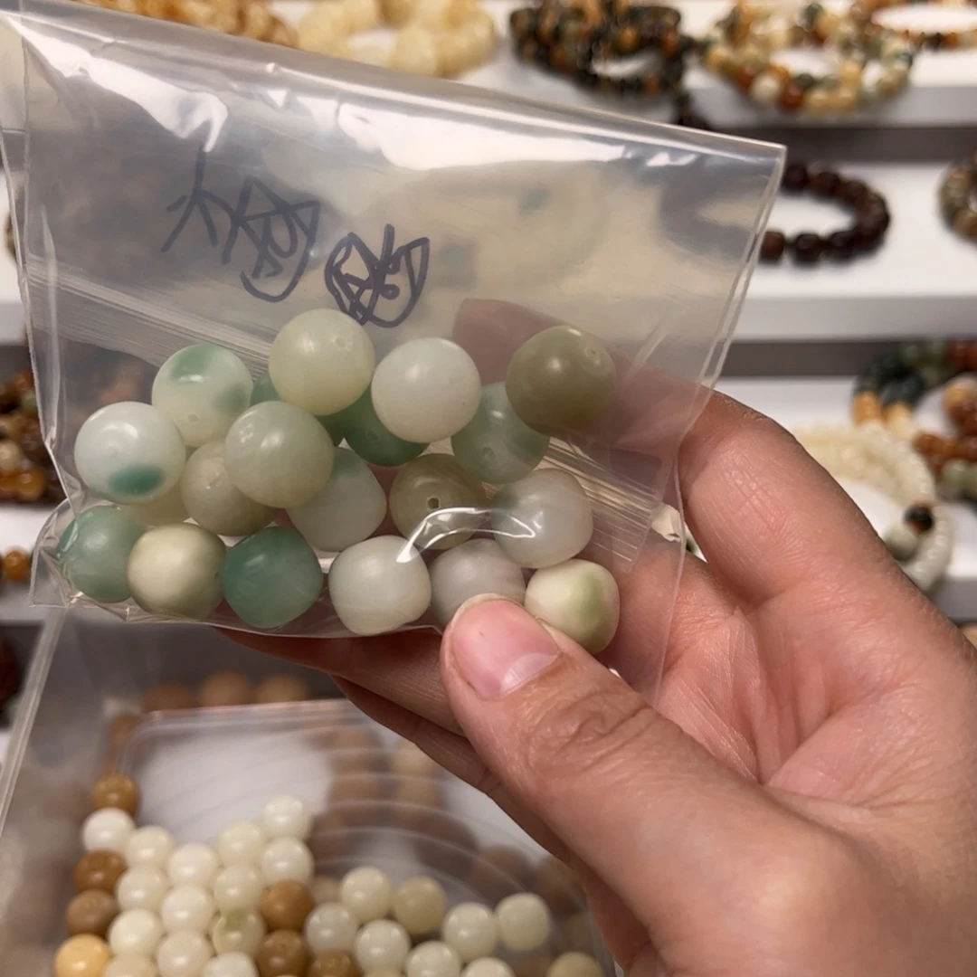 ****生白玉菩提吊坠绿飘花干车桶珠20颗