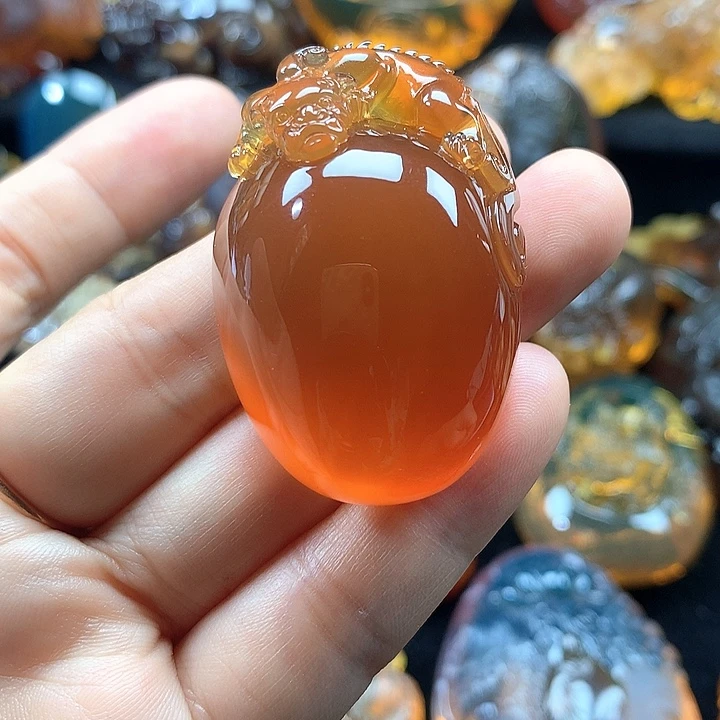 琥珀未镶嵌手串橘蜜雕刻件龙吊坠