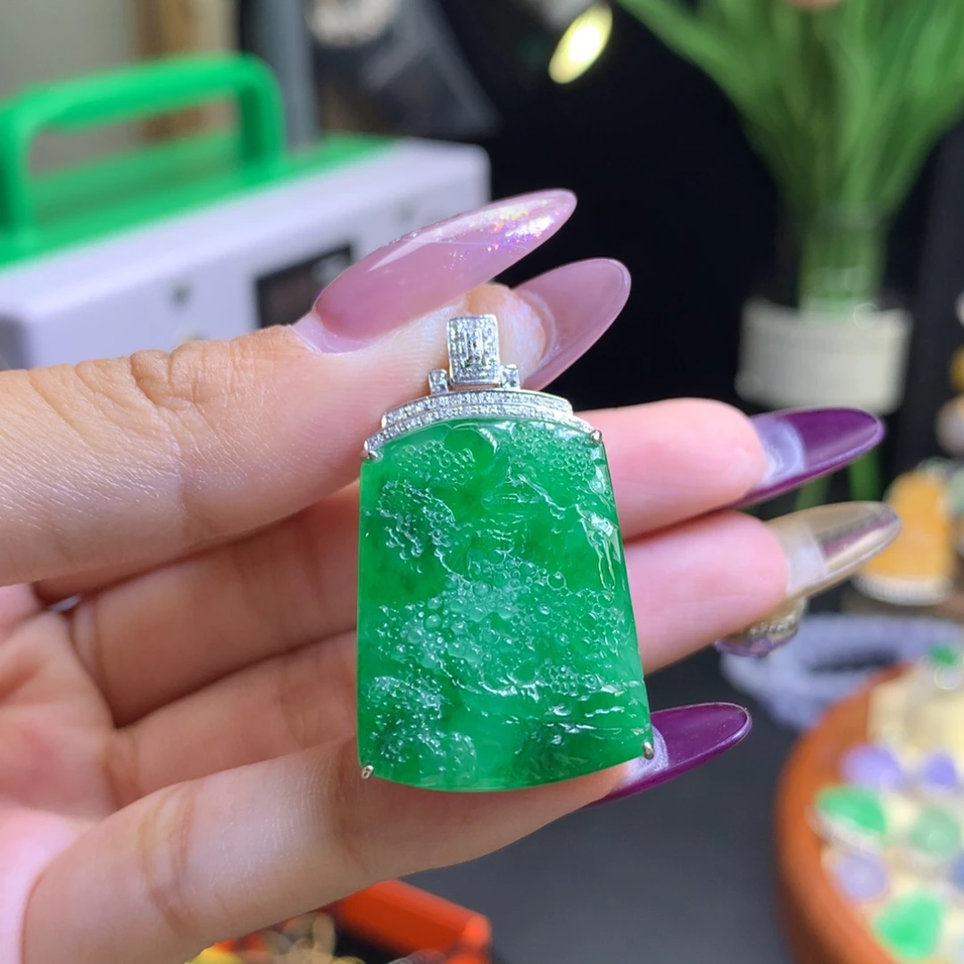 翡翠18K金镶嵌颈饰