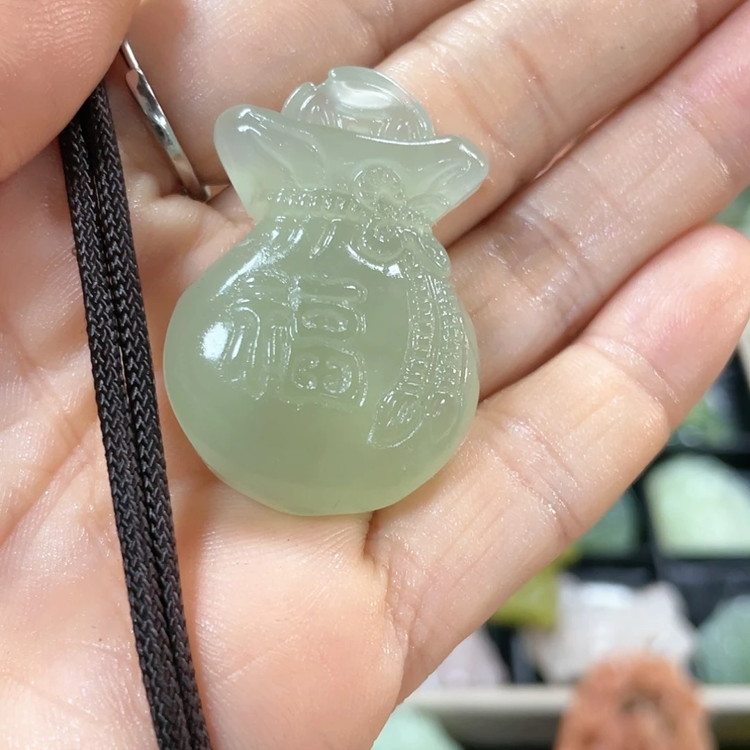 蛇纹石玉颈饰合金