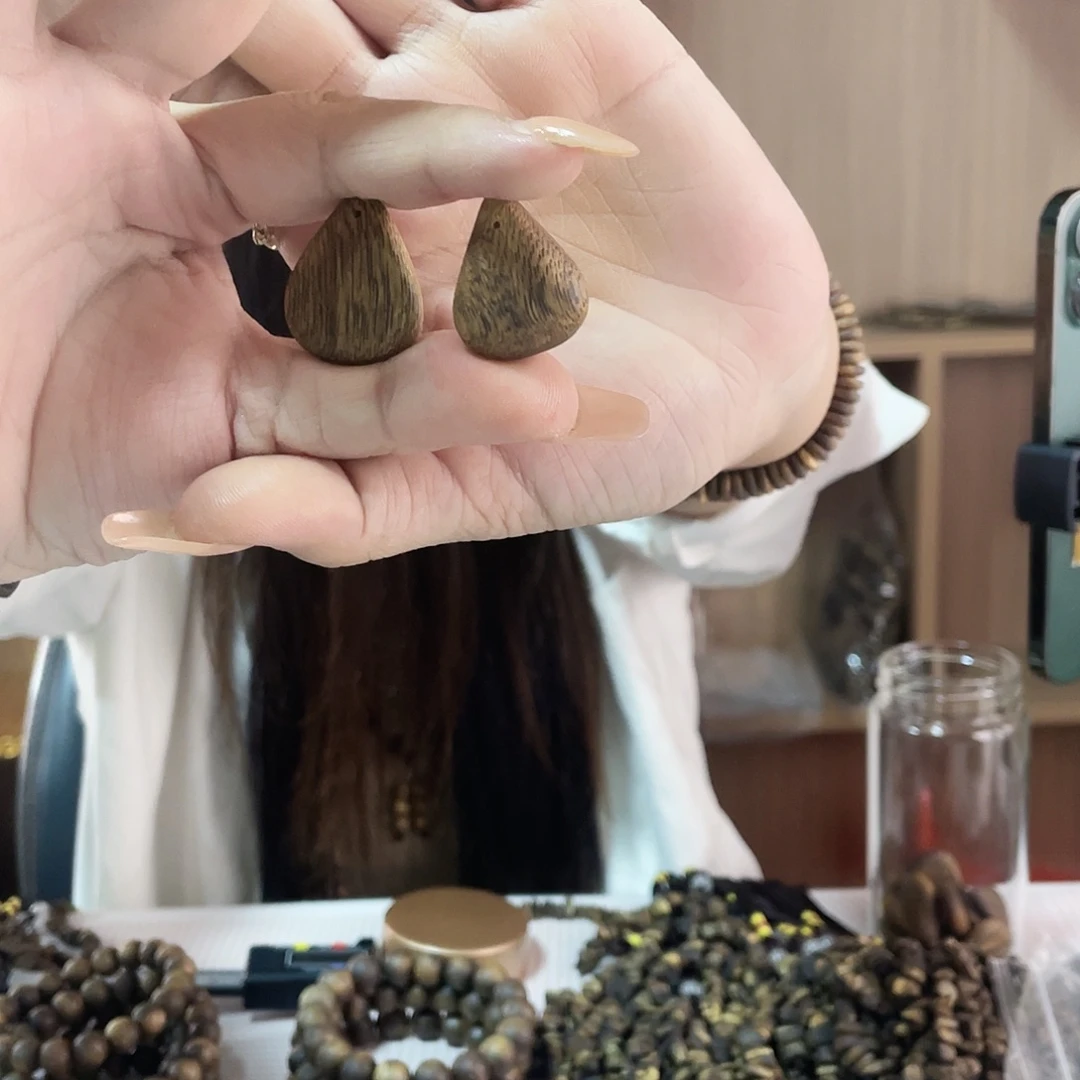 沉香碎屑沉香原材料水滴形挂坠拍一发二