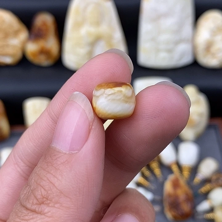 琥珀未镶嵌裸石11雕刻老型