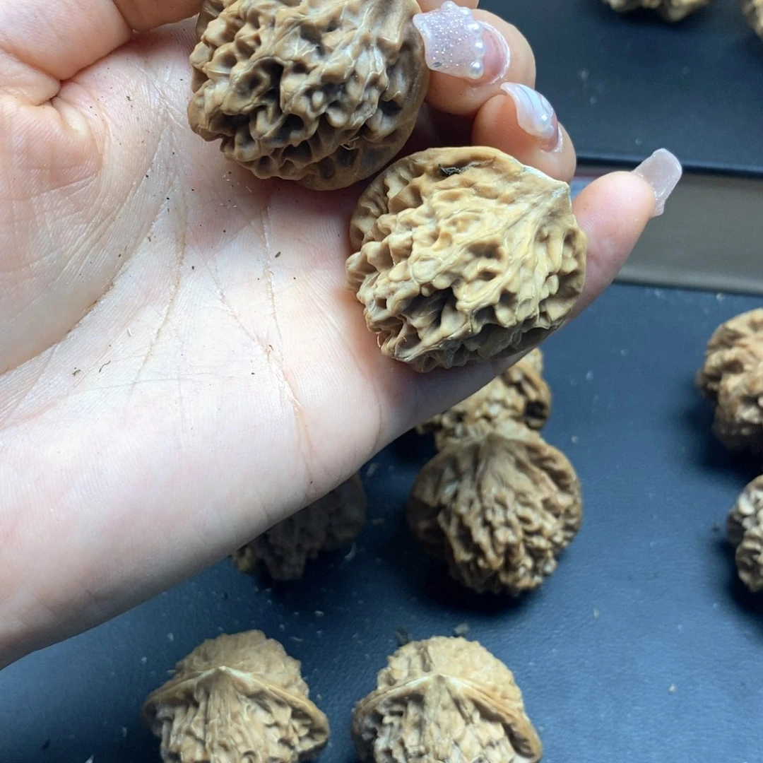 桃核把件生****气秦岭秦闷34瑕疵