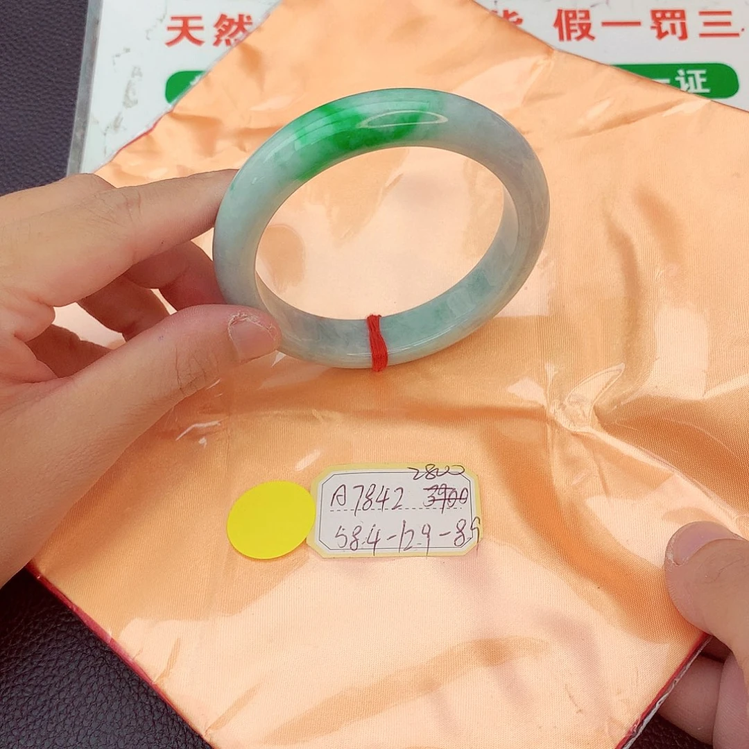 翡翠手镯未镶嵌翡翠