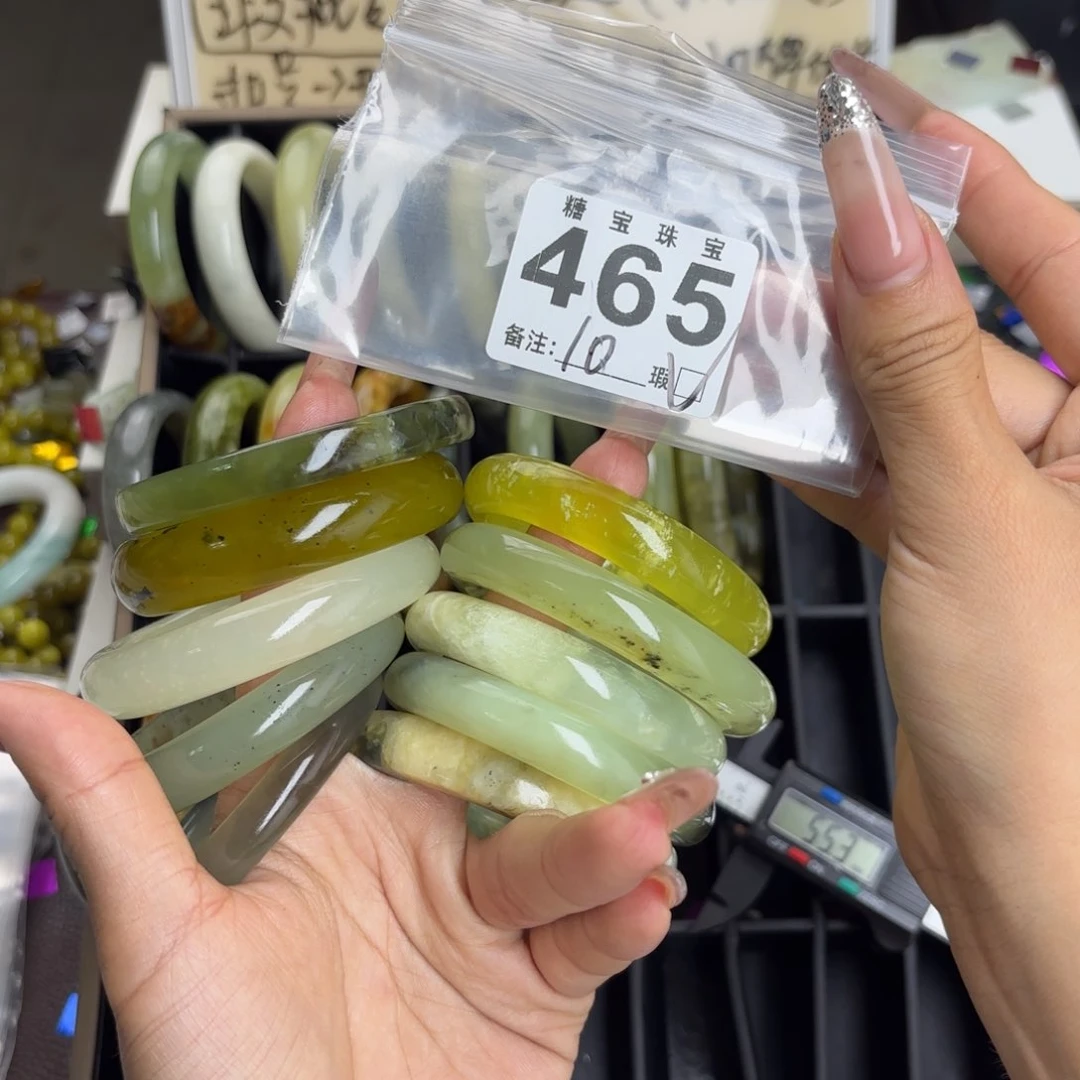 未镶嵌蛇纹石玉手镯着**