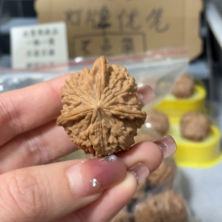 《***1吊坠文玩核桃异形导致，有瑕疵