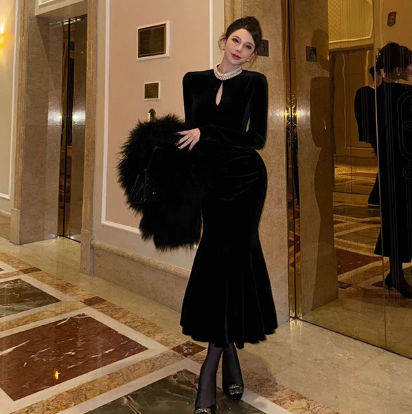 赫本风气质优雅连衣裙秋冬新款高端气质小黑裙性感收腰金丝绒裙子