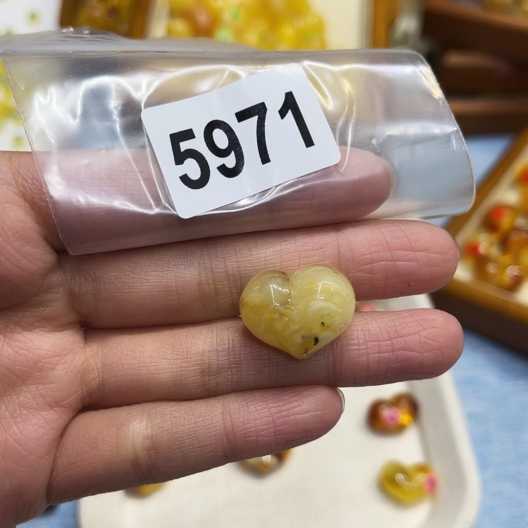 琥珀未镶嵌珠宝奇石