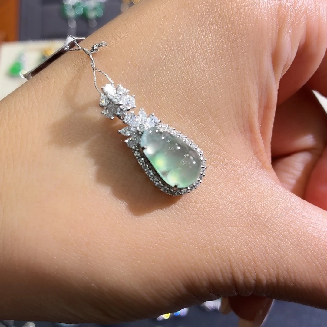 翡翠18K金镶嵌颈饰