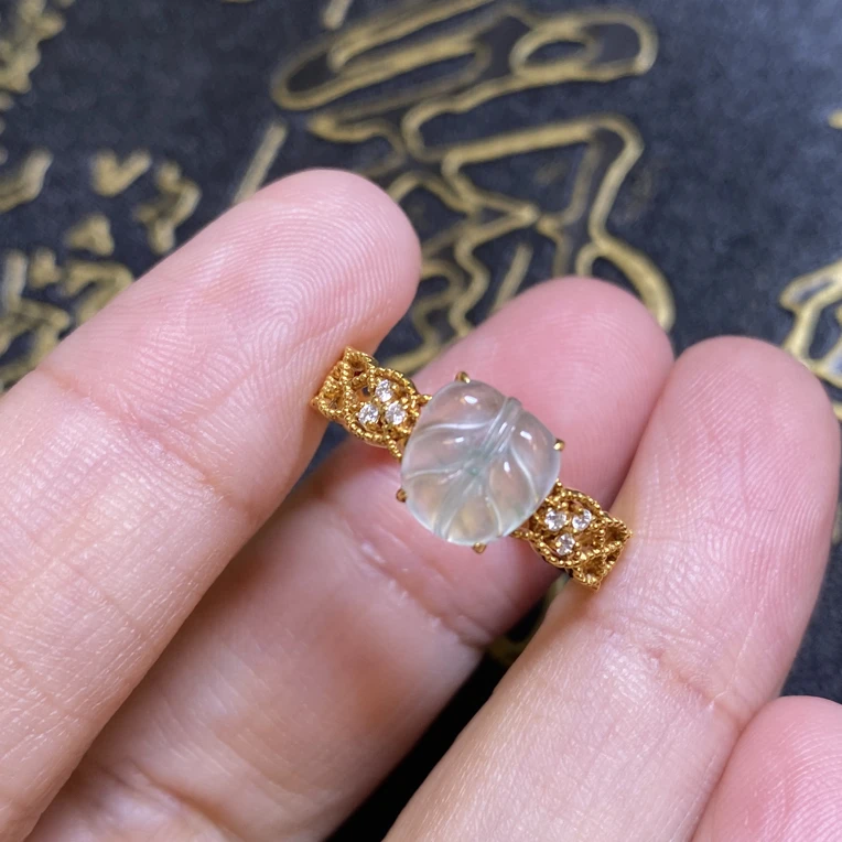 18K金镶嵌叶子翡翠戒指