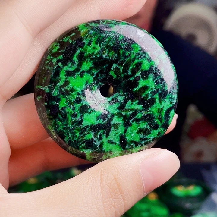 翡翠未镶嵌颈饰多样性