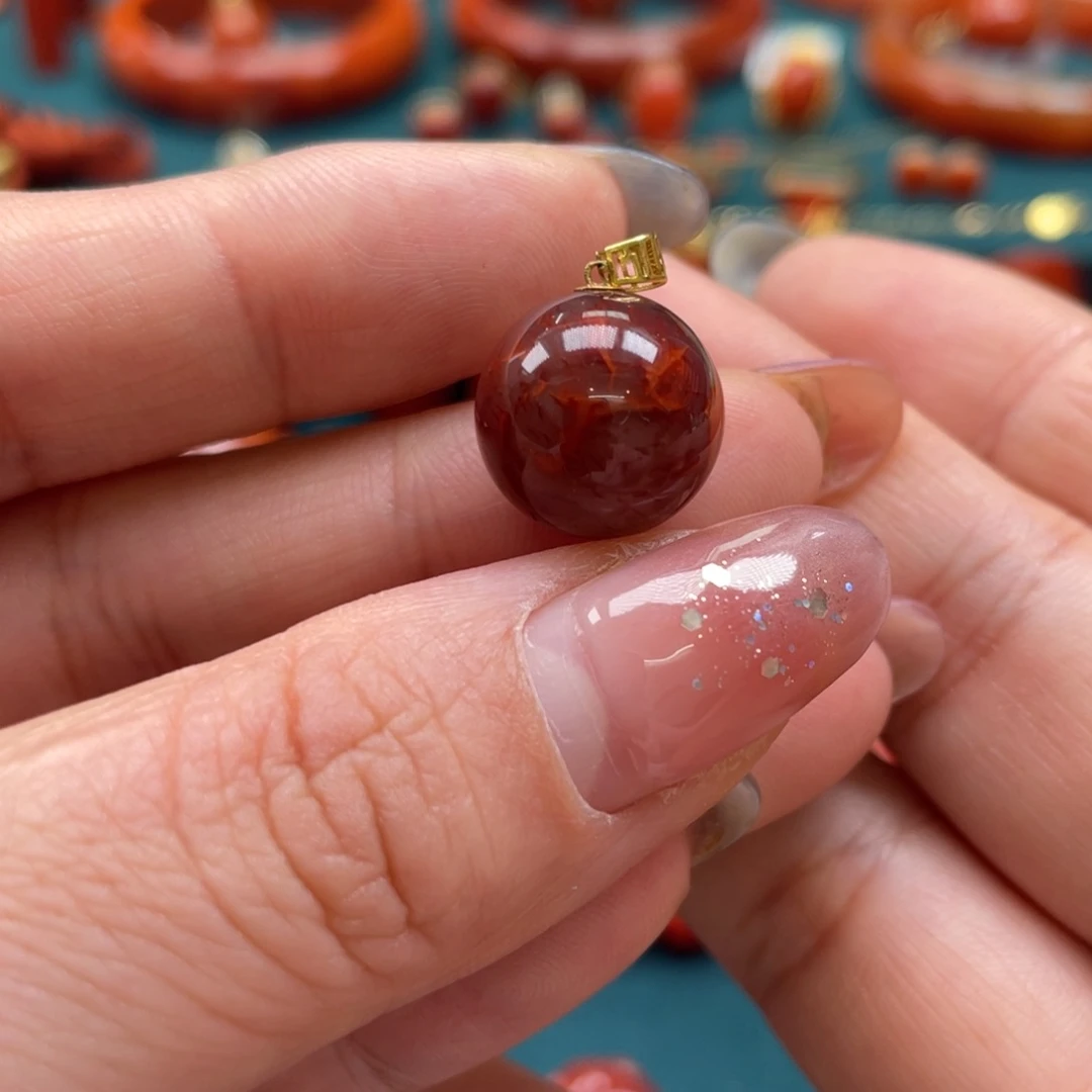 南红玛瑙川料南红牛血红火焰意境单珠吊坠18K金镶嵌