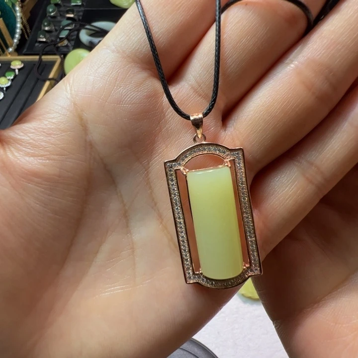 和田玉（黄玉）颈饰银S925镶嵌扣头镀金有点掉色，材质银度金