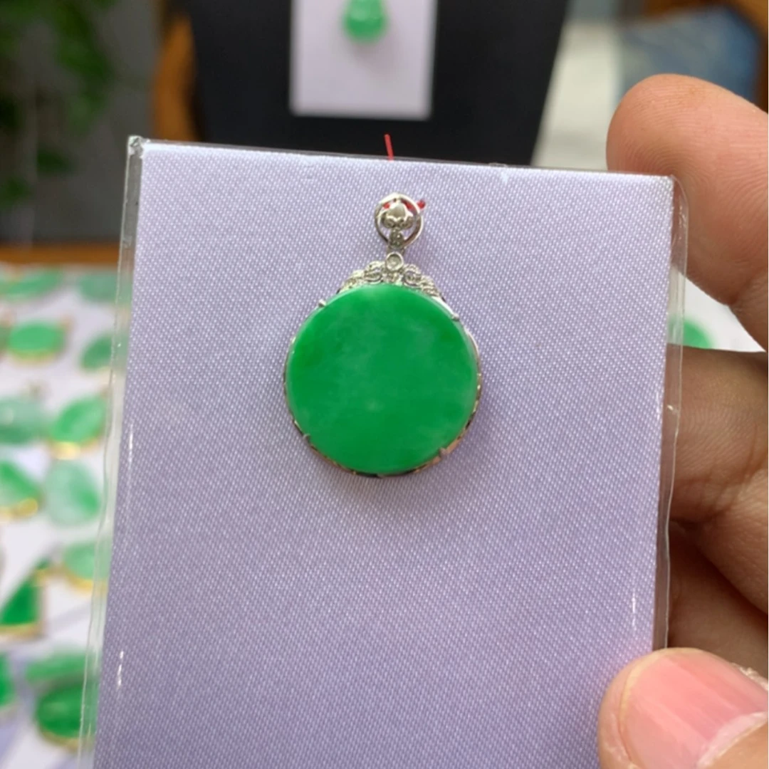 【闪购商品】翡翠颈饰18K金镶嵌知*翡翠